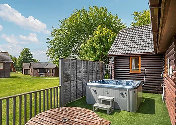 3 Bedroom Bungalow with Hot Tub 