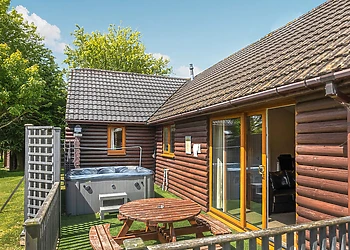 3 Bedroom Bungalow with Hot Tub 