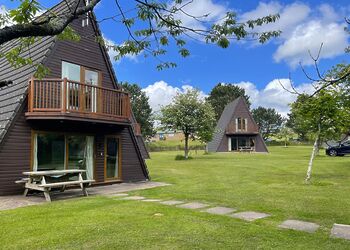 Bungalow 3 Pet Friendly & Hot Tub - Bodmin Holiday Park, Bodmin