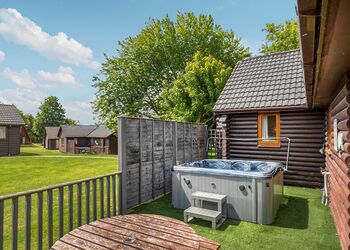 Bungalow 3 Hot Tub - Bodmin Holiday Park, Bodmin