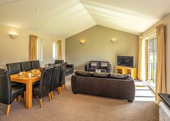 Bungalow 3 Hot Tub - Bodmin Holiday Park, Bodmin