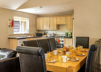 Bungalow 3 Hot Tub - Bodmin Holiday Park, Bodmin