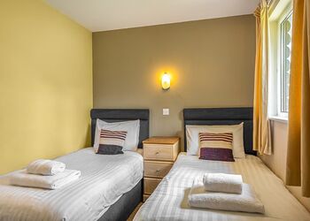 Bungalow 3 Hot Tub - Bodmin Holiday Park, Bodmin