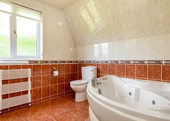 Villa 2 Hot Tub - Bodmin Holiday Park, Bodmin