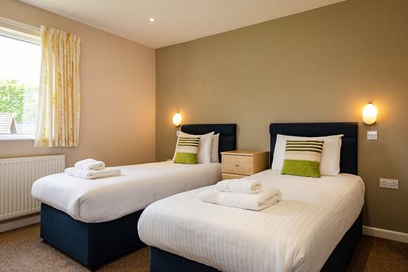 Bungalow 2 Pet Friendly - Bodmin Holiday Park, Bodmin