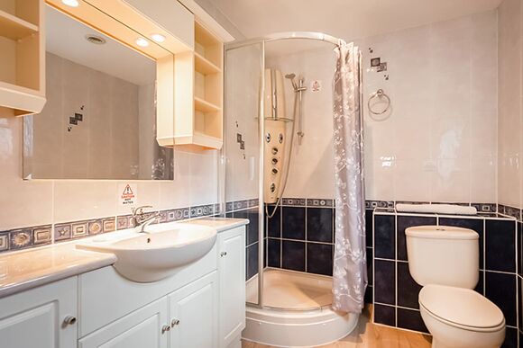 Bungalow 3 Pet Friendly - Bodmin Holiday Park, Bodmin