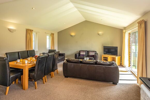 Bungalow 3 Hot Tub - Bodmin Holiday Park, Bodmin