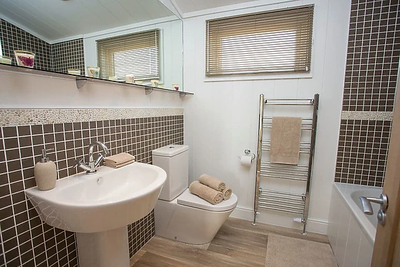 Luxury Lodge Hot Tub 4