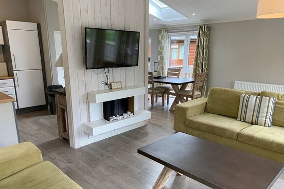 Comfort Lodge Hot Tub 6 - Brokerswood Holiday Park, Westbury, nr Longleat