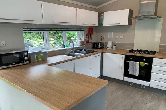 Comfort Lodge Hot Tub 6 - Brokerswood Holiday Park, Westbury, nr Longleat