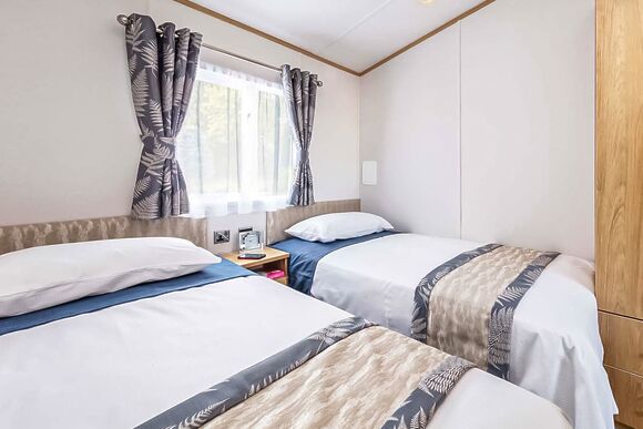 Superior Holiday Home Hot Tub 4 - Brokerswood Holiday Park, Westbury, nr Longleat