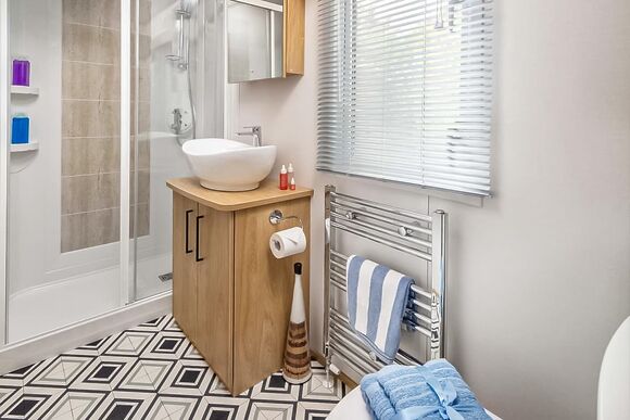 Superior Holiday Home Hot Tub 4 - Brokerswood Holiday Park, Westbury, nr Longleat