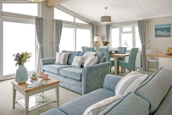 Signature Lodge 4 Hot Tub - Brokerswood Holiday Park, Westbury, nr Longleat