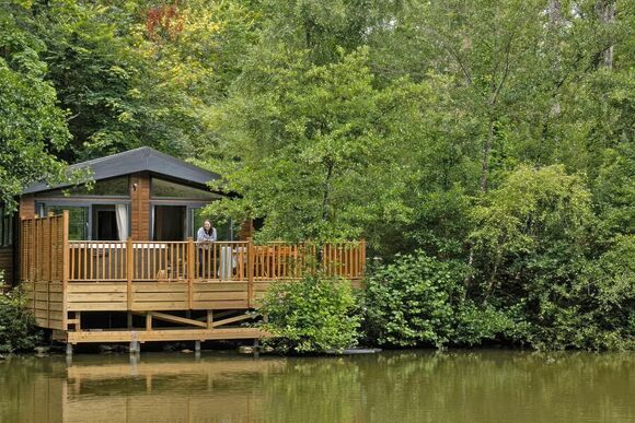 Signature Lodge 4 Hot Tub - Brokerswood Holiday Park, Westbury, nr Longleat
