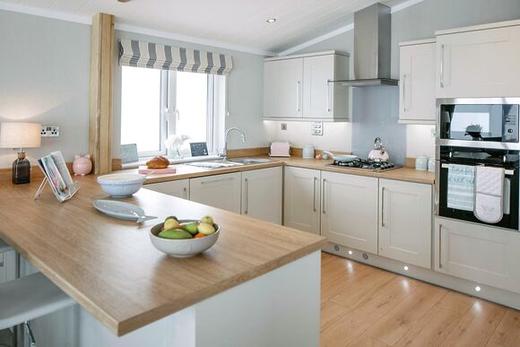 Signature Lodge 4 Hot Tub - Brokerswood Holiday Park, Westbury, nr Longleat