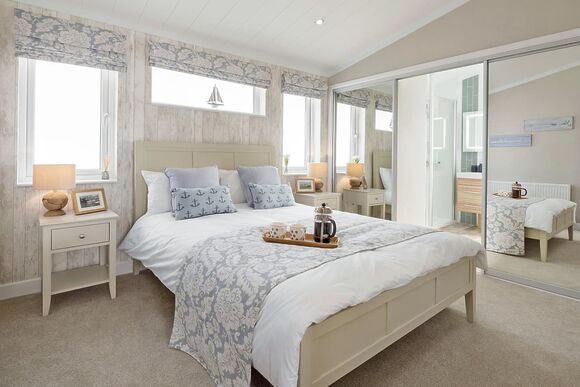 Signature Lodge 4 Hot Tub - Brokerswood Holiday Park, Westbury, nr Longleat