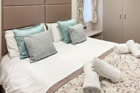 Comfort Holiday Home 4 - Brokerswood Holiday Park, Westbury, nr Longleat