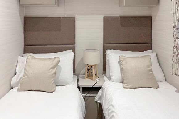 Comfort Holiday Home 4 - Brokerswood Holiday Park, Westbury, nr Longleat