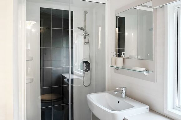 Comfort Holiday Home 4 - Brokerswood Holiday Park, Westbury, nr Longleat