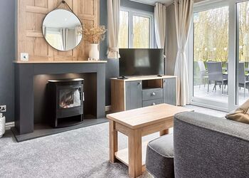 Fallow Pet Friendly Lodge - Bredon View, Pershore