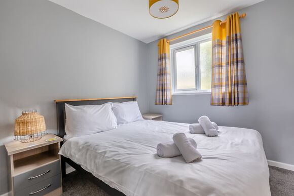 Platinum 3 Bedroom Chalet Sleeps 5 - Brixham Holiday Park, Brixham, Torbay