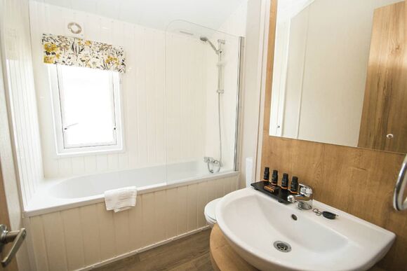 Platinum 3 Bedroom Lodge - Broadland Sands, Corton, Lowestoft