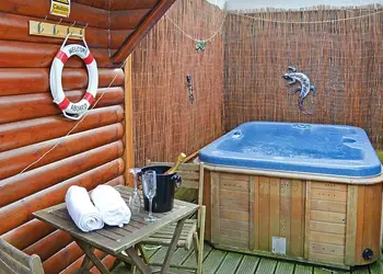 Redwood Boutique Lodge - Brookside Leisure Park, Bron-y-Garth, Oswestry
