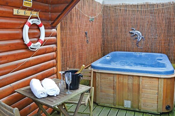 Redwood Boutique Lodge - Brookside Leisure Park, Bron-y-Garth, Oswestry