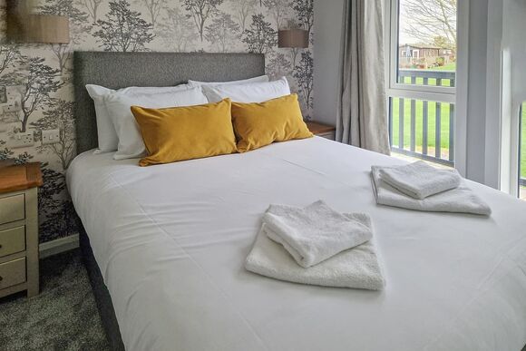 Platinum Plus 2 Bed - Brightlingsea Holiday Park, Brightlingsea