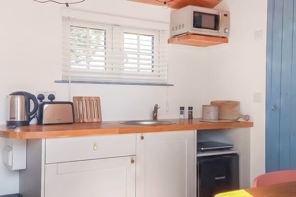 St Mawes - Caddy&rsquo;s Corner Lodges, Carnmenellis, Nr Falmouth