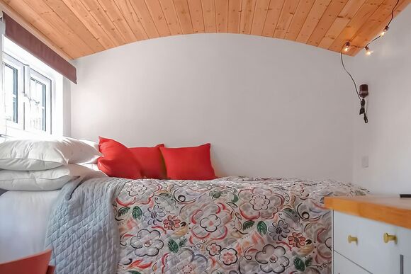 St Mawes - Caddy&rsquo;s Corner Lodges, Carnmenellis, Nr Falmouth