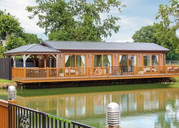 Swan Lodge - Caistor Lakes Lodges, Caistor, Market Rasen