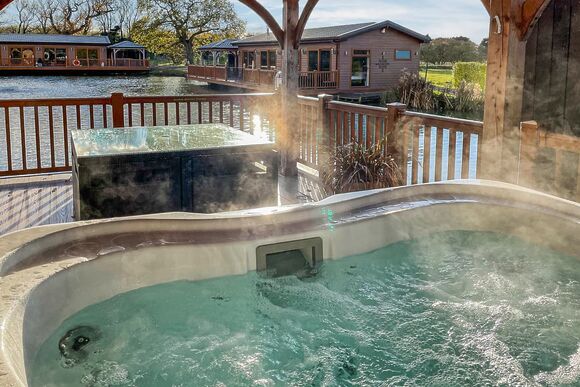 Swan Lodge - Caistor Lakes Lodges, Caistor, Market Rasen
