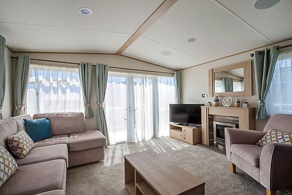 Platinum 2 Caravan with Decking sleeps 4 - Carlton Meres Holiday Park, Saxmundham
