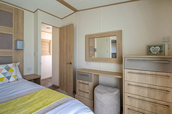 Platinum 2 Caravan with Decking sleeps 4 - Carlton Meres Holiday Park, Saxmundham