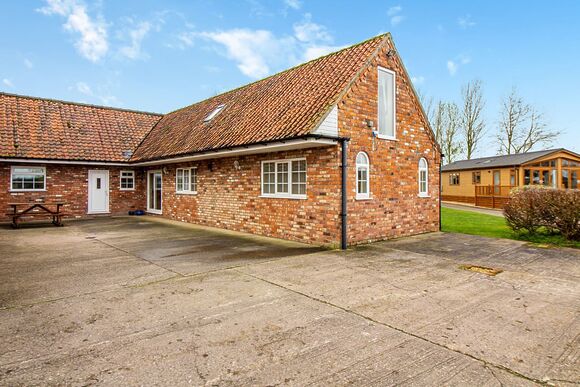 The Stables Cottage - Camper UK Leisure Park, Swinethorpe, Nr Lincoln