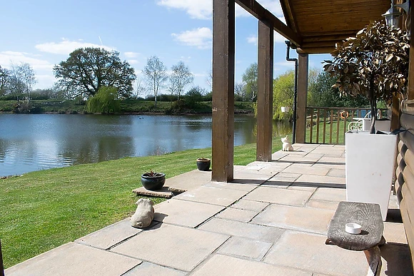 Lakeside Log Cabin 