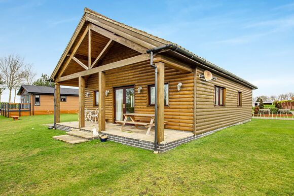 Lakeside Log Cabin - Camper UK Leisure Park, Swinethorpe, Nr Lincoln