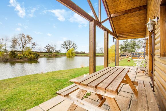 Lakeside Log Cabin - Camper UK Leisure Park, Swinethorpe, Nr Lincoln