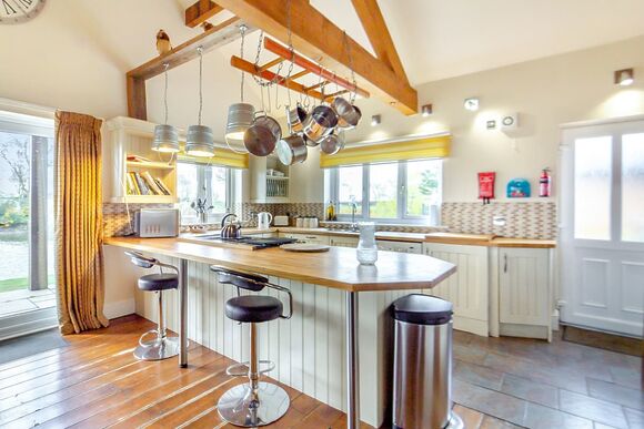 Lakeside Log Cabin - Camper UK Leisure Park, Swinethorpe, Nr Lincoln