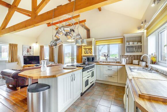 Lakeside Log Cabin - Camper UK Leisure Park, Swinethorpe, Nr Lincoln