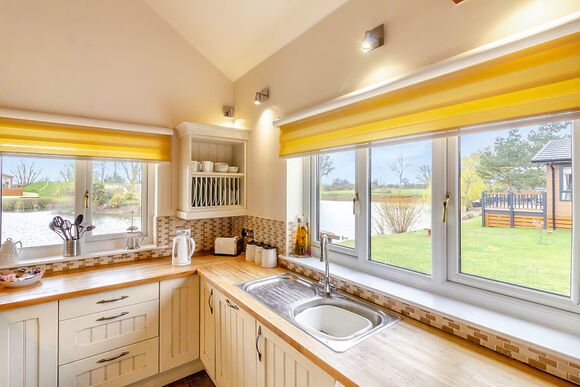 Lakeside Log Cabin - Camper UK Leisure Park, Swinethorpe, Nr Lincoln