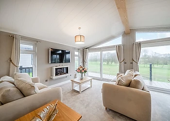 Yaxley Lodge - Cambridge Country Club Lodge Retreat, Cambridge