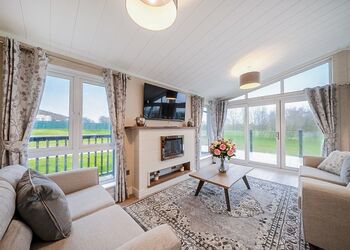 Churchill - Cambridge Country Club Lodge Retreat, Cambridge