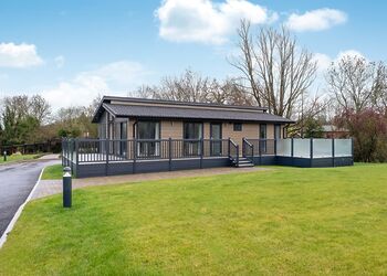 Churchill - Cambridge Country Club Lodge Retreat, Cambridge