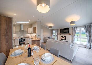 Churchill - Cambridge Country Club Lodge Retreat, Cambridge