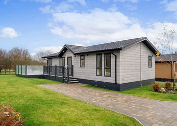 Pembroke - Cambridge Country Club Lodge Retreat, Cambridge