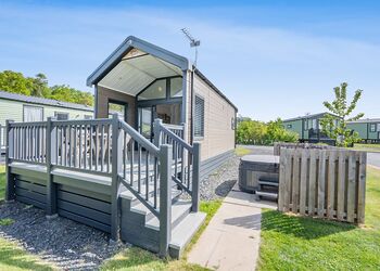 Baird&rsquo;s Chalet (Pet) - Coldstream Holiday Park, Coldstream