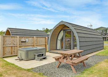 Aura Spa + Glamping Pod (Pet Friendly) - Coldstream Holiday Park, Coldstream