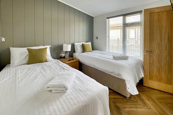 Scarlett Oak - Croft Farm Water Park, Tewkesbury